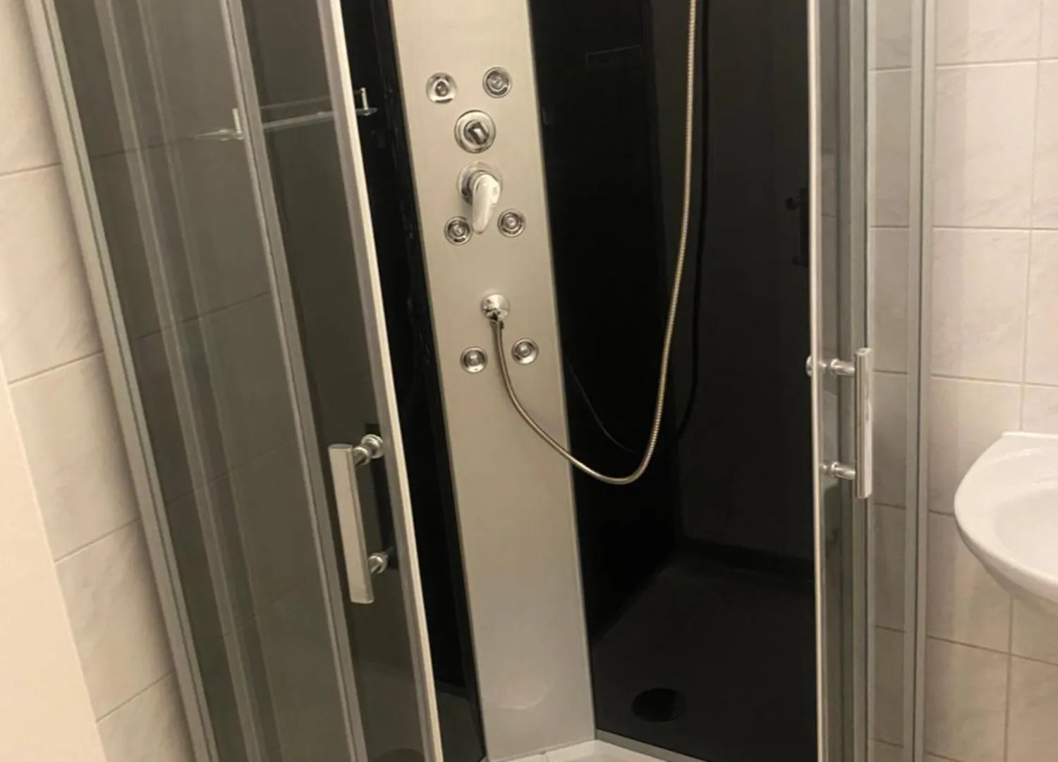 Cheap Apartment For 8 People. Vienna. 10Th District